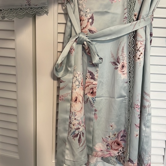 Le Rose Robe - Picture 2 of 5